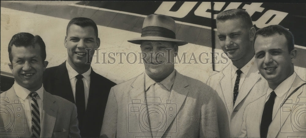 1957 Press Photo Happy Campbell And Alabama Baseball Players At Airport - Historic Images