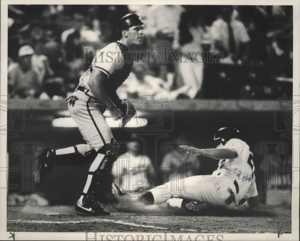 1990 Press Photo Cornelio Garcia Of Barons Slides Under Greenville&#39;s Kelly Mann - Historic Images