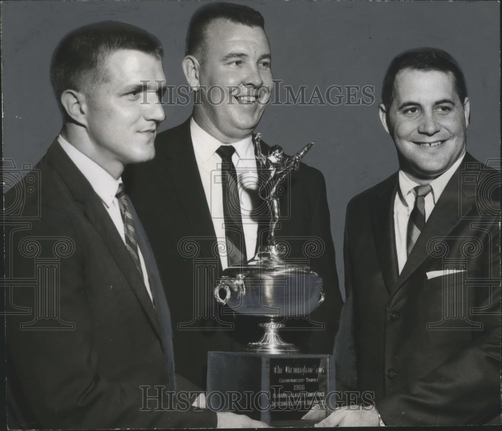 1967 Press Photo Jacksonville's Blevins And Players Emanuel And Drawdy - Historic Images