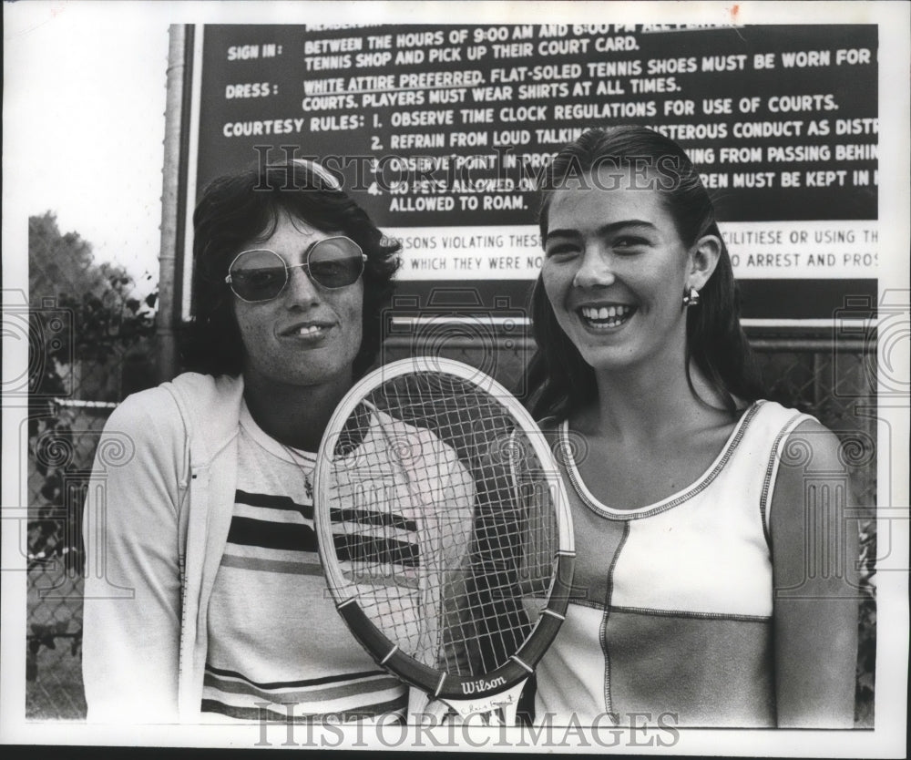 1977 Press Photo Alabama-Tennis player Gretchen Jones with fellow player. - Historic Images