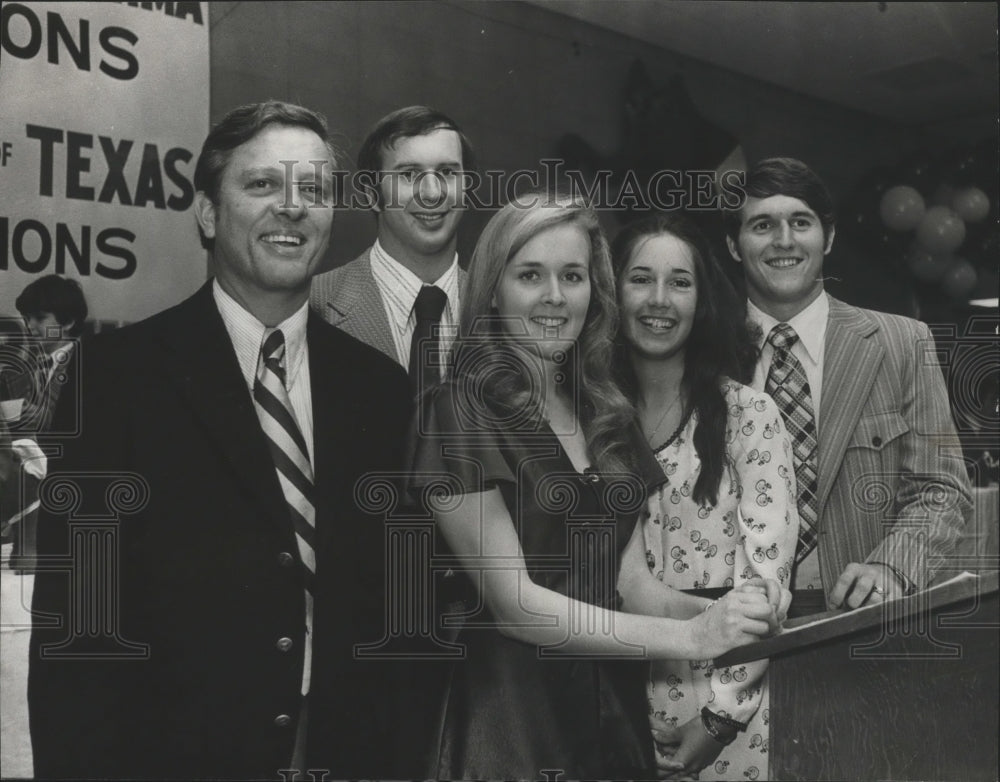 1972 Press Photo Alabama-Jeffco Alumni president meets players and their wives. - Historic Images