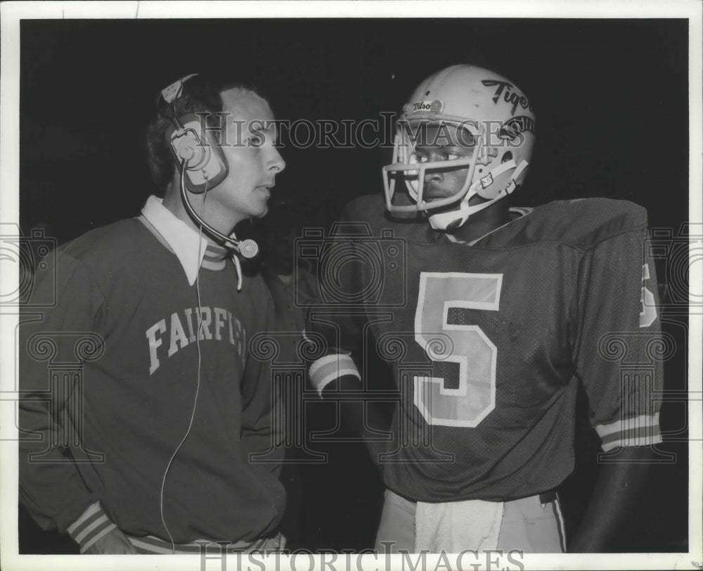 1980 Press Photo Fairfield High Football Coach Don Burgess With Tigers Player - Historic Images