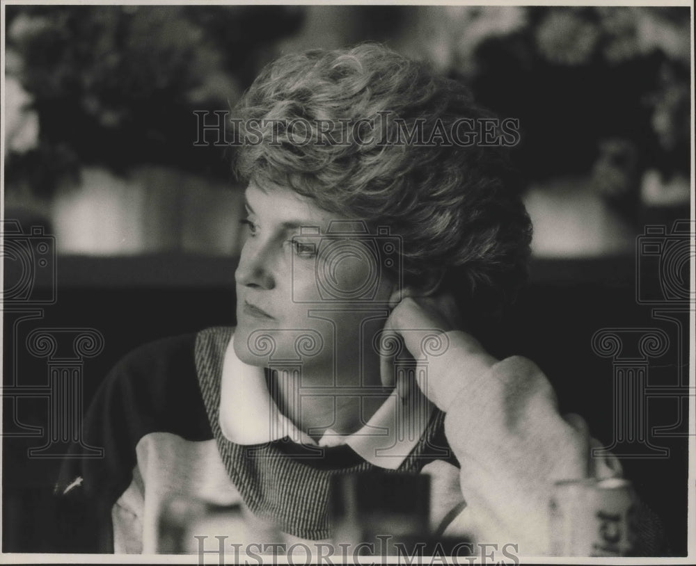 1990 Press Photo Alabama football coach&#39;s wife Carolyn Curry at her home. - Historic Images