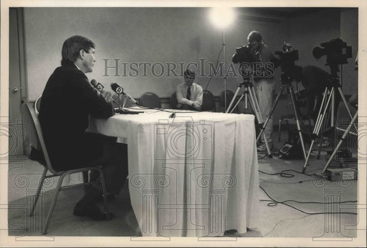 1989 Press Photo Alabama football coach Bill Curry on the hot seat with press.- Historic Images