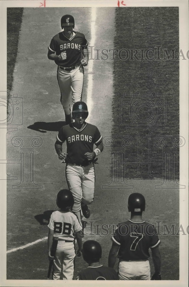 1986 Press Photo Alabama-Birmingham Barons baseball players come in on homer. - Historic Images
