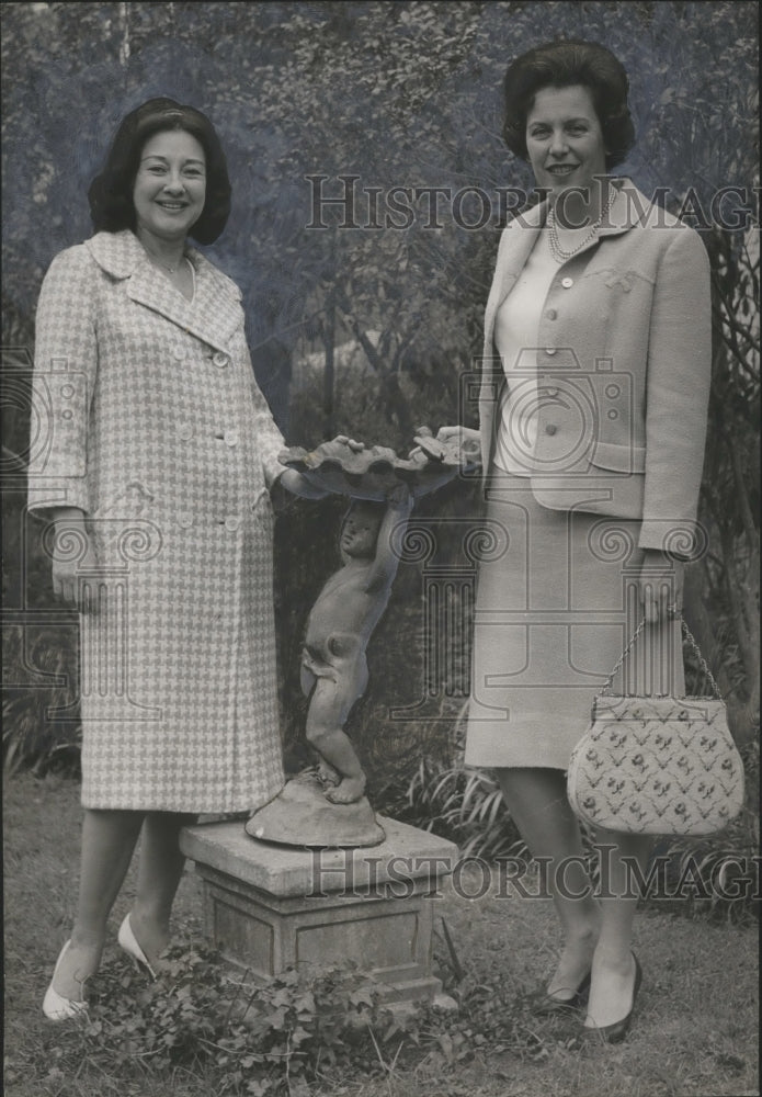 1965 Press Photo Mrs. C.H. Chichester Jr. And Mrs. Malta Naramore Jr. Plan Dance - Historic Images