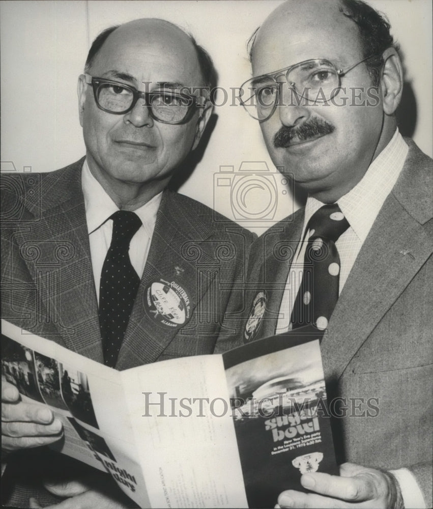 1975 Press Photo Alabama-Clifford Kerns and Joe Katz speak at Birmingham Club.- Historic Images