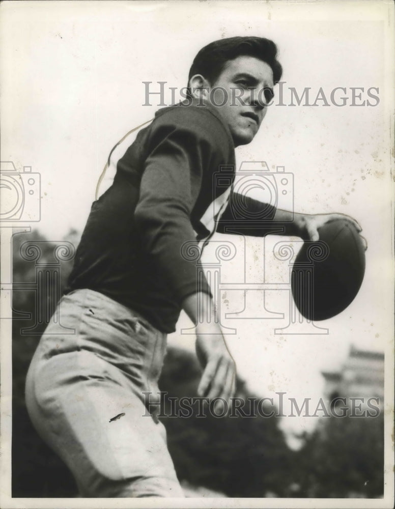 1945 Press Photo Alabama football player, James &quot;Corkie&quot; Corbett passing ball. - Historic Images