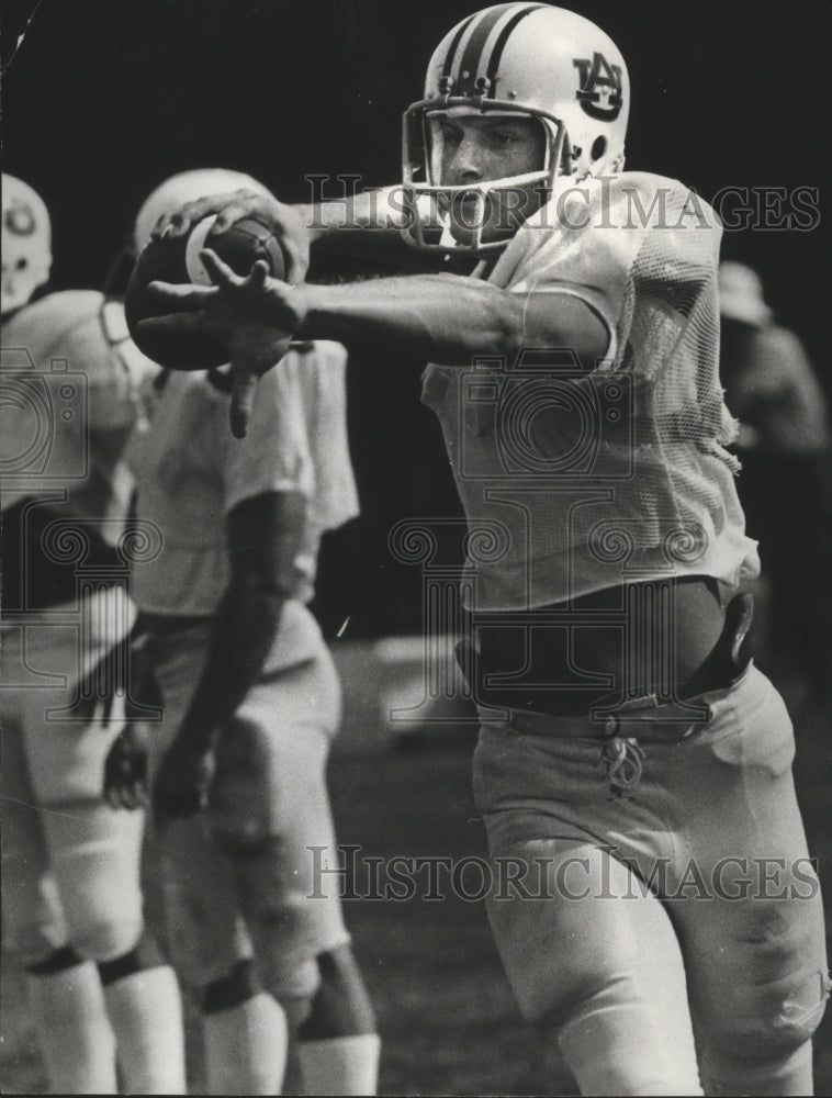 1976 Press Photo Alabama-Auburn&#39;s quarterback John Crane passing the ball. - Historic Images