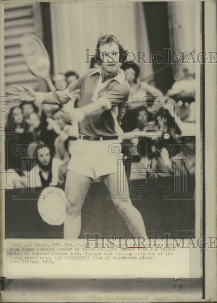 1975 Press Photo Las Vegas, Nevada-Tennis-Rod Laver returns Jimmy Connors volley - Historic Images