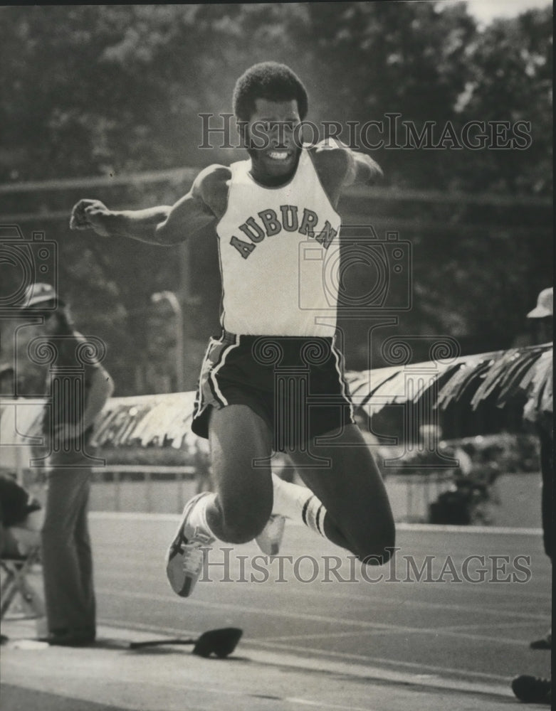 1977 Press Photo Alabama-Auburn&#39;s Tony Easley takes off on his triple jump.- Historic Images