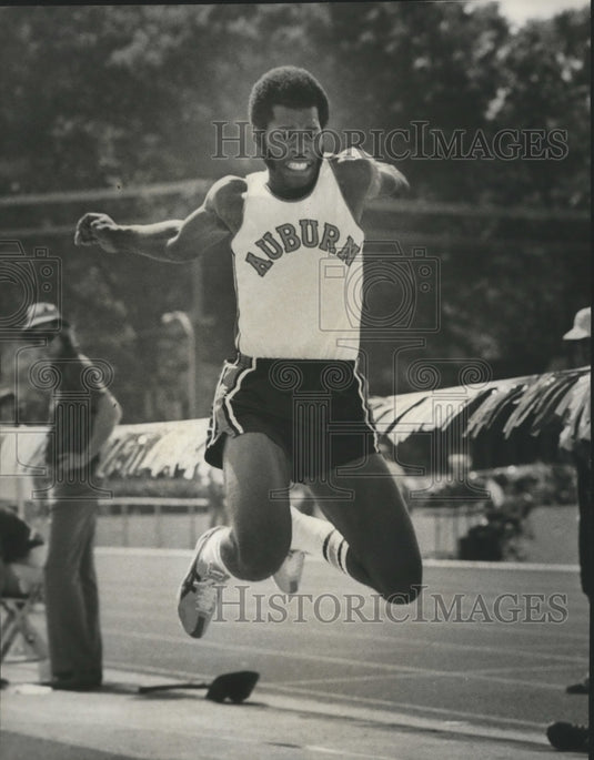 1977 Press Photo Alabama-Auburn's Tony Easley takes off on his triple jump.- Historic Images
