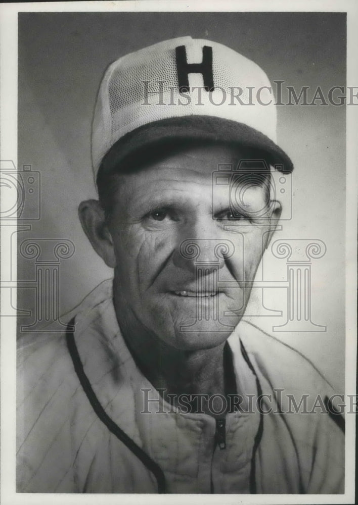 1970 Press Photo Calvin Day Peers Into The Camera Dressed In Baseball Uniform - Historic Images