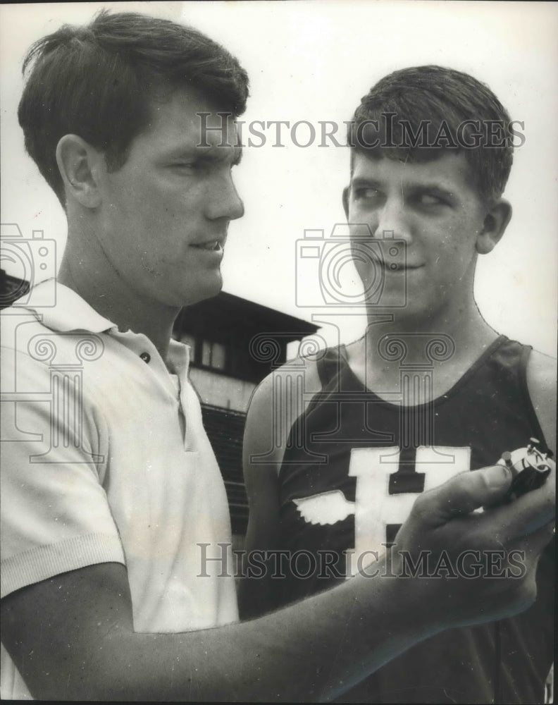 1969 Press Photo Hewitt Track And Field Frank Dean And Freddy Hamilton - Historic Images