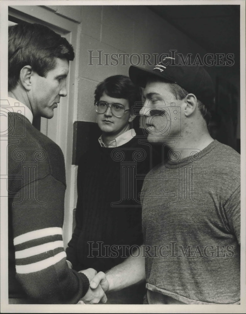 1987 Press Photo Alabama-Ch Curry and Burger in hallway near dressing room. - Historic Images