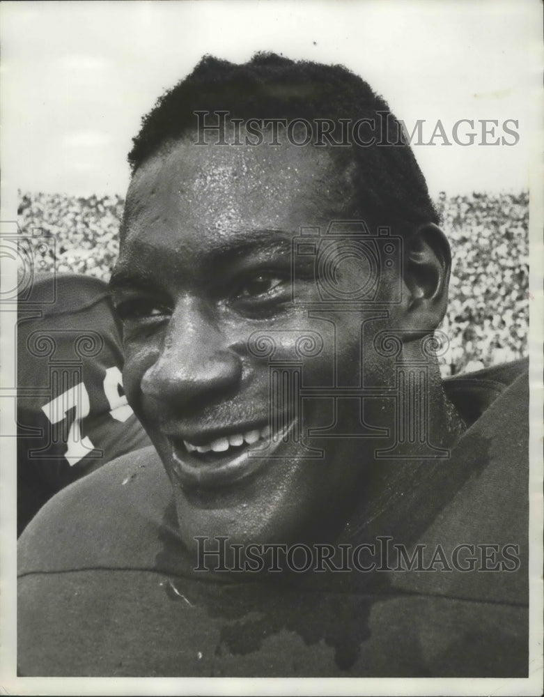 1976 Press Photo Alabama-Football player #33 Calvin Culliver with big smile. - Historic Images