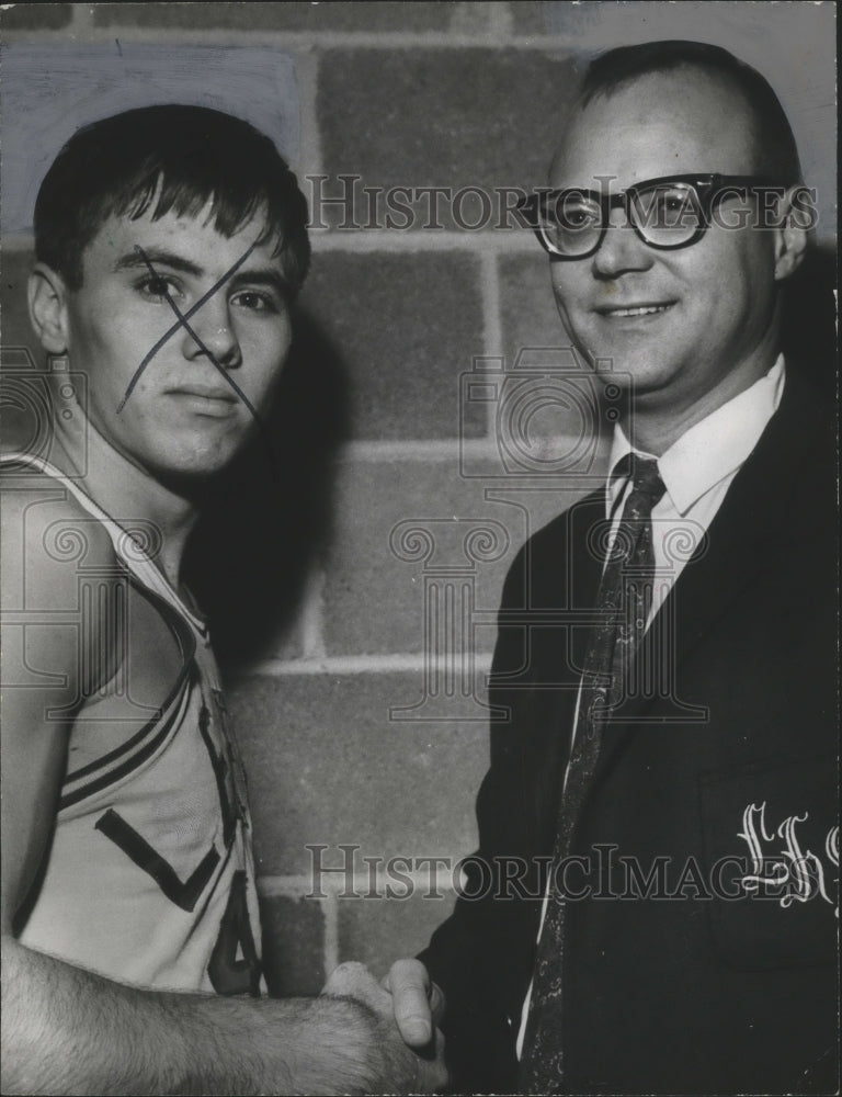 1967 Press Photo Leeds&#39; Basketball Coach Campbell Congratulates Player Armstrong - Historic Images