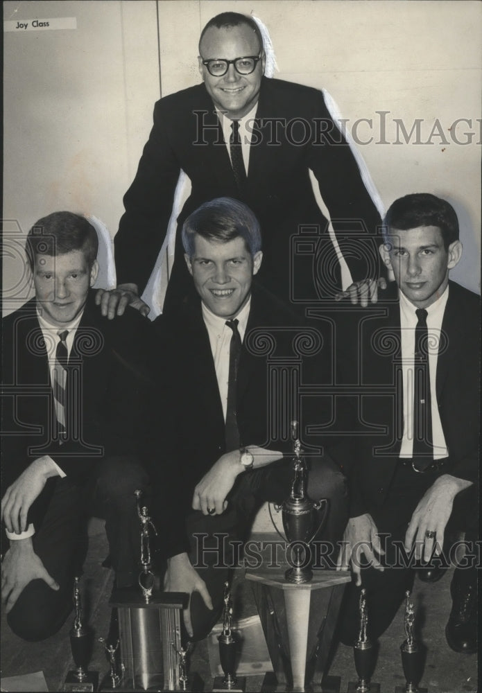 1966 Press Photo Leed&#39;s Head Coach Campbell And Players At Basketball Banquet- Historic Images