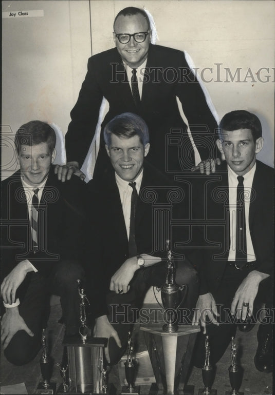 1966 Press Photo Leed's Head Coach Campbell And Players At Basketball Banquet- Historic Images