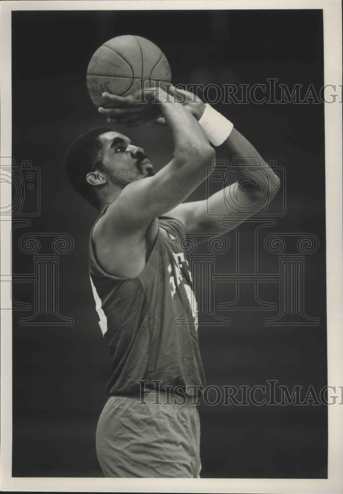 1986 Press Photo Samford University Bulldogs Basketball Player Ed Carroll Shoots- Historic Images