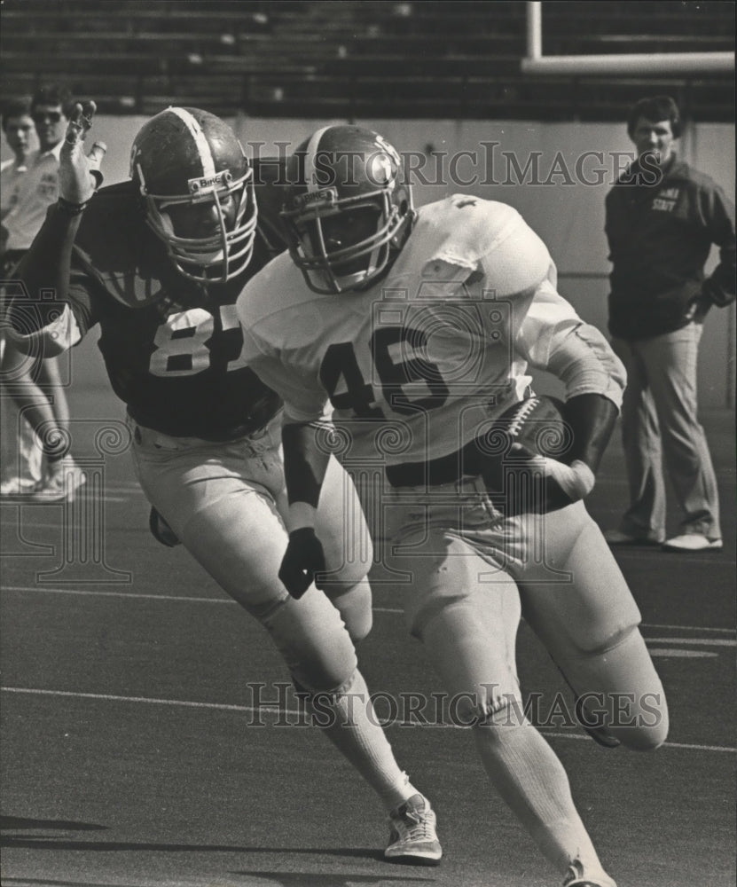 1983 Press Photo Alabama Ch Perkins Watches Football Players Roberts, Carter - Historic Images