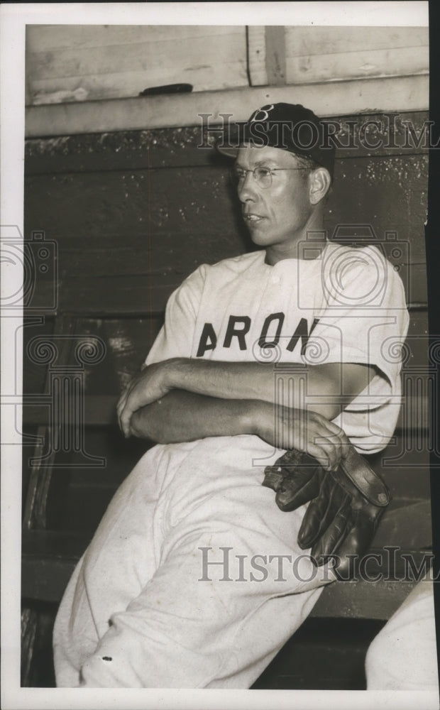 1946 Press Photo Birmingham Barons Baseball Player Carmel Castle Rests In Dugout - Historic Images