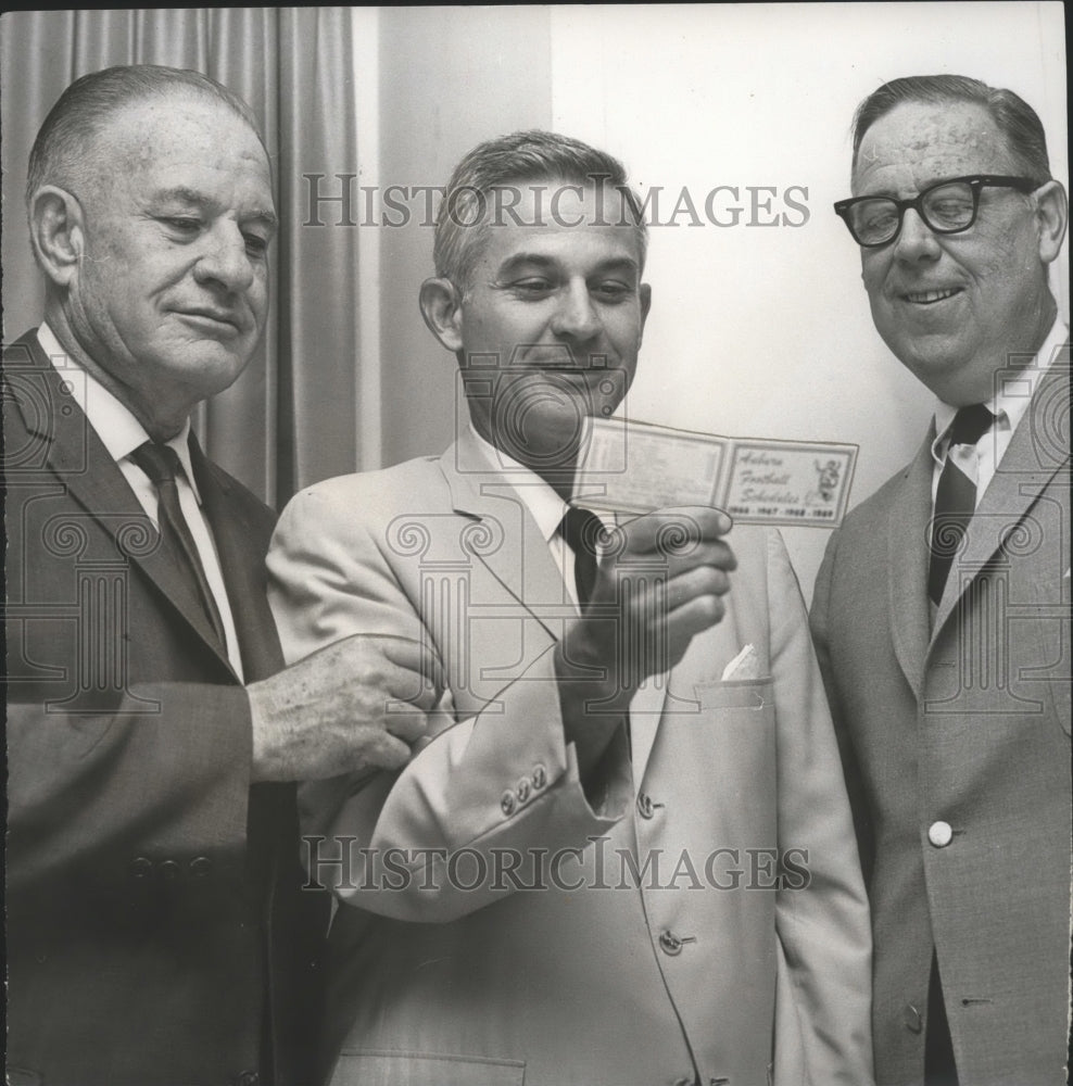 1966 Press Photo Commissioner Coleman And Chamber Of Commerce&#39;s Happer, Stegar - Historic Images