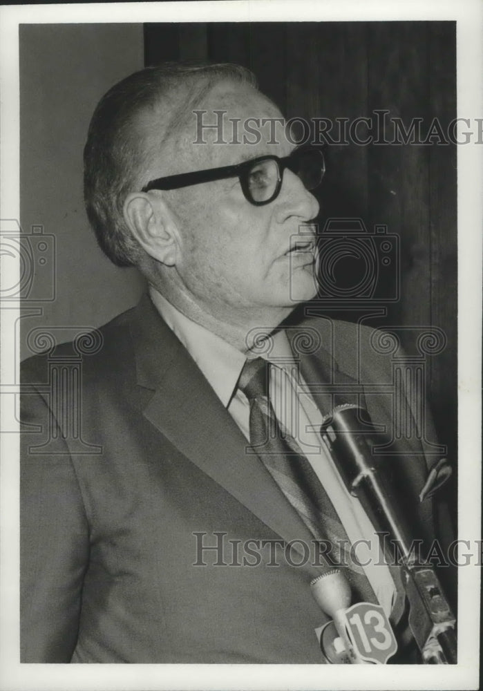 1971 Press Photo Southeastern Conference Commissioner Tonto Coleman With Press- Historic Images