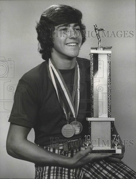 1974 Press Photo Birmingham Water Skier Lucky Lowe With National Champion Awards- Historic Images