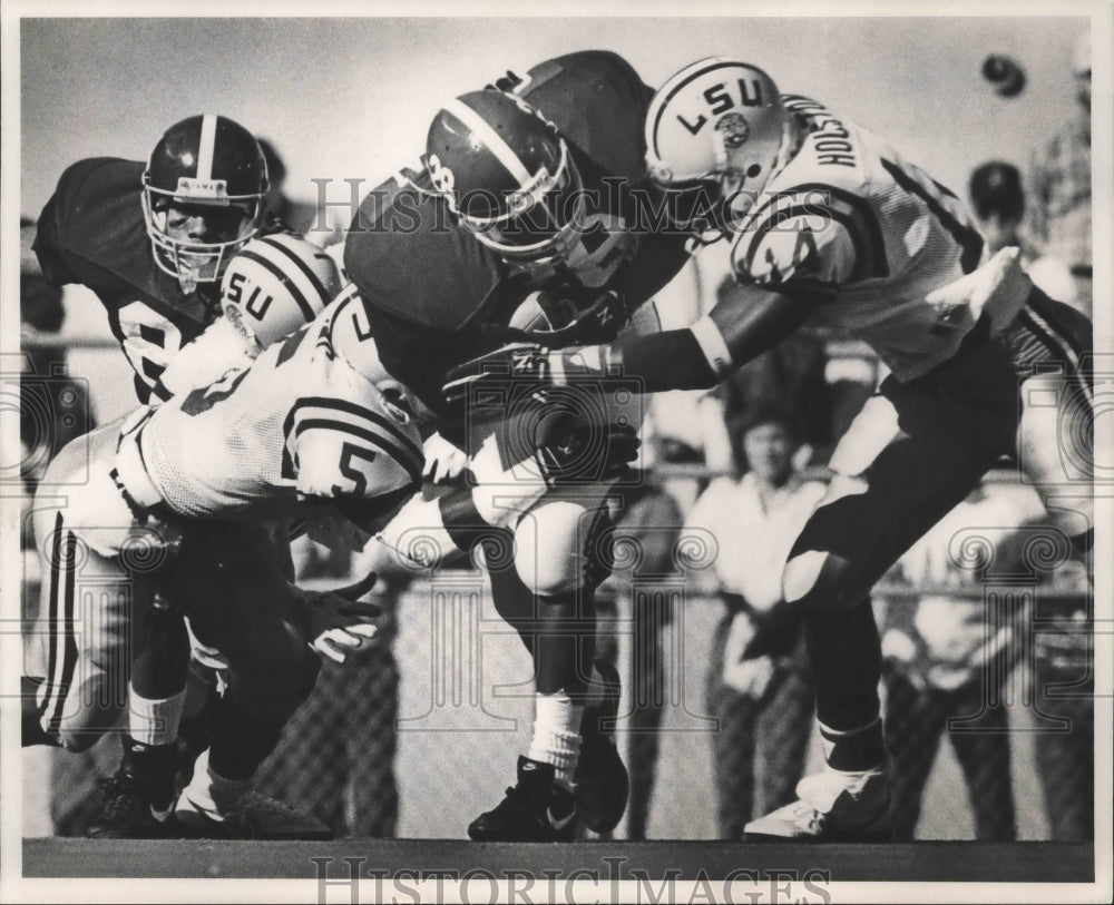 1988 Press Photo Alabama Football&#39;s David Casteal Tackled By Louisiana State - Historic Images