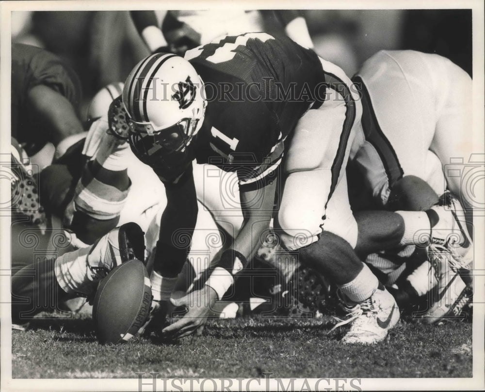 1990 Press Photo Auburn&#39;s White Recovers Football Against Southern Mississippi - Historic Images