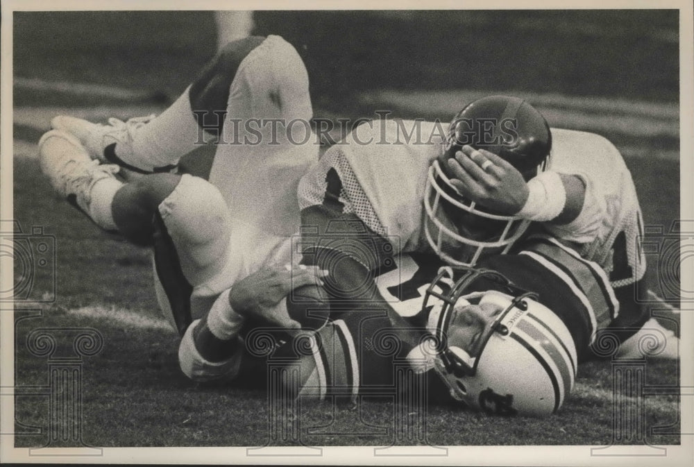 1987 Press Photo Auburn&#39;s Scott Bolton And Football Being Tackled Versus Kansas - Historic Images