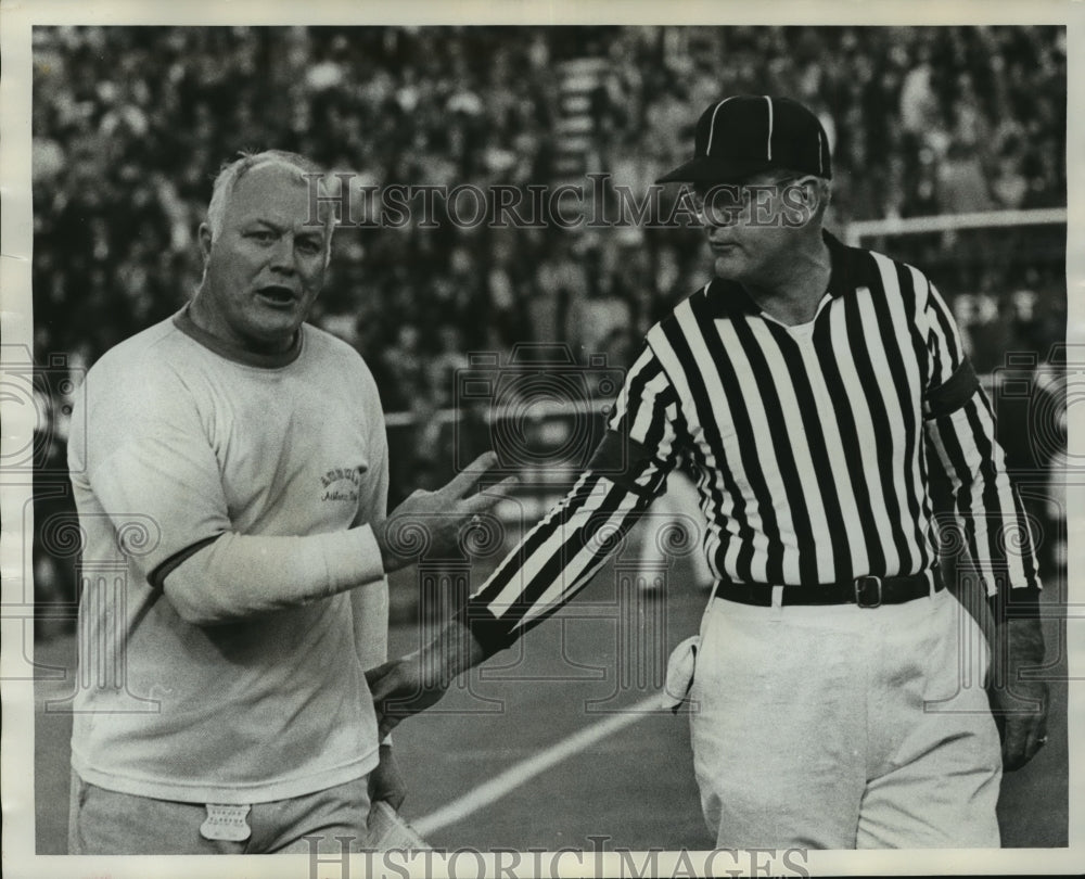 1972 Press Photo Auburn Football Cch Gene Lorendo Argues Call Against Alabama - Historic Images