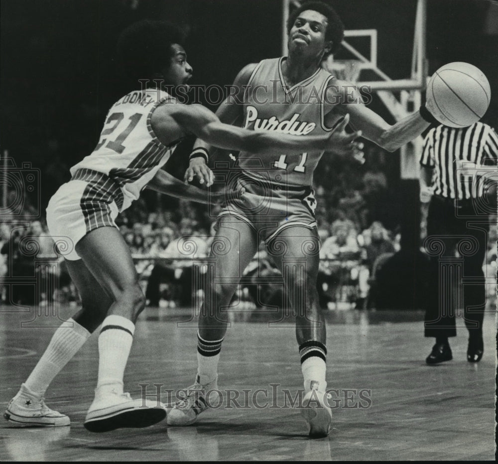 1976 Press Photo Alabama&#39;s Kent Looney And Purdue&#39;s Eugene Parker In Basketball- Historic Images