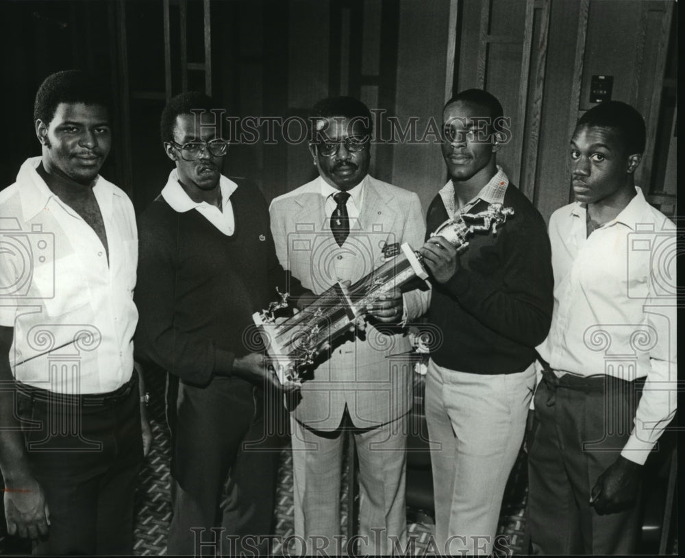 1980 Press Photo Rogers, Leonard, Cummings, Plump And Washington Admire Trophy - Historic Images