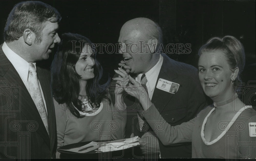 1972 Press Photo Owner James With Parsons, Boswell, Vail At Restaurant Opening - Historic Images
