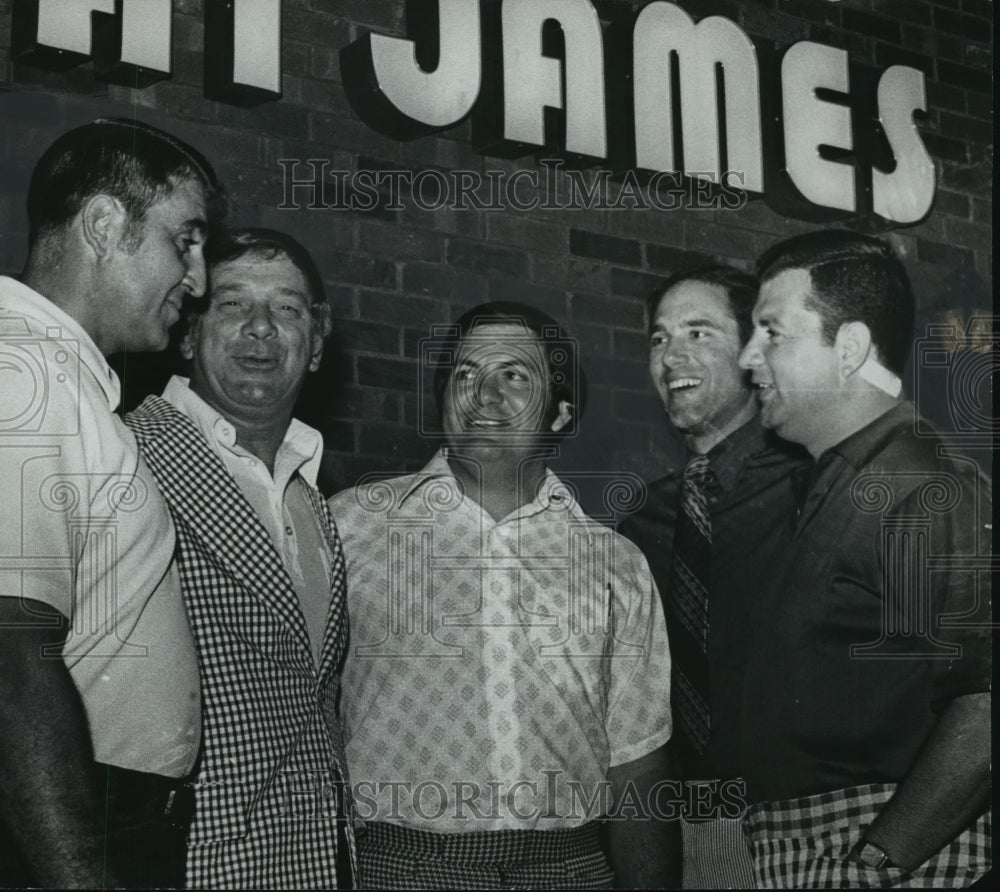 1974 Press Photo Owner-Football Cch James With Kentucky Coaches At Restaurant - Historic Images