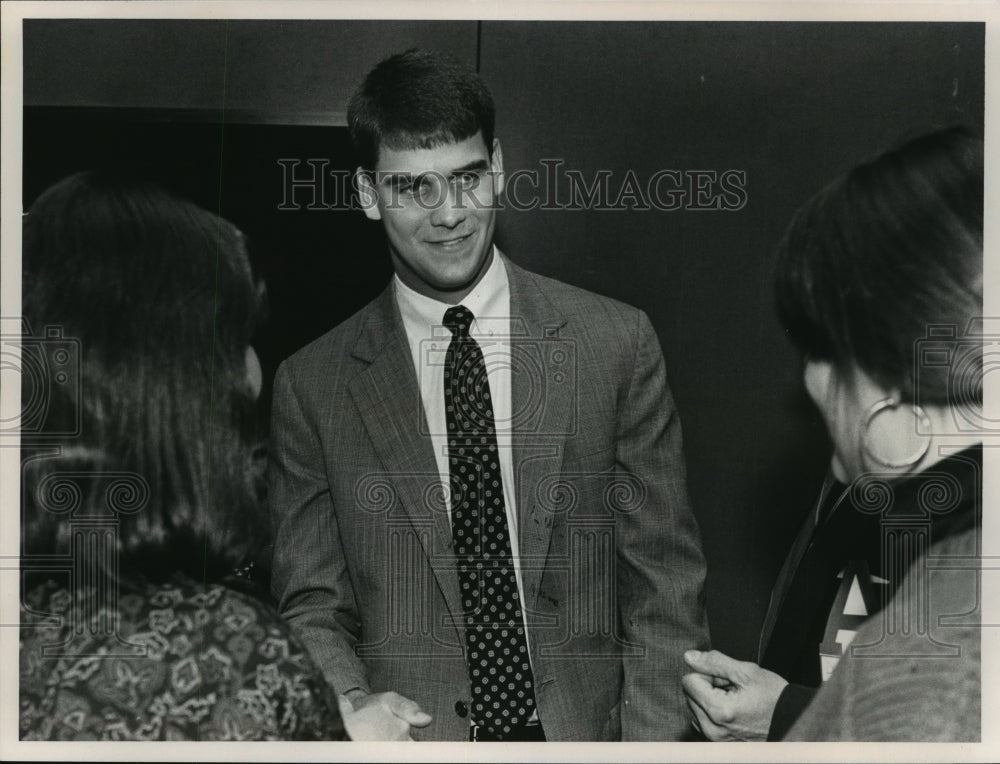1990 Press Photo Alabama Football's Gary Hollingsworth Enjoying Seniors Banquet- Historic Images