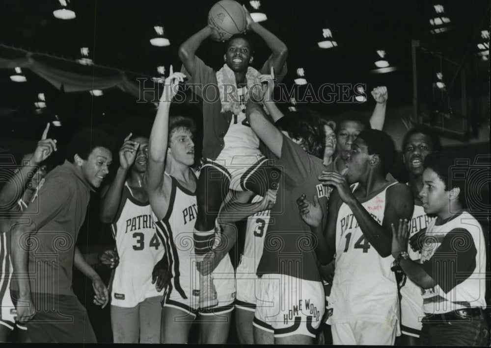 1978 Press Photo Homewood High&#39;s Greathouse Raised After 2000th Basketball Point- Historic Images