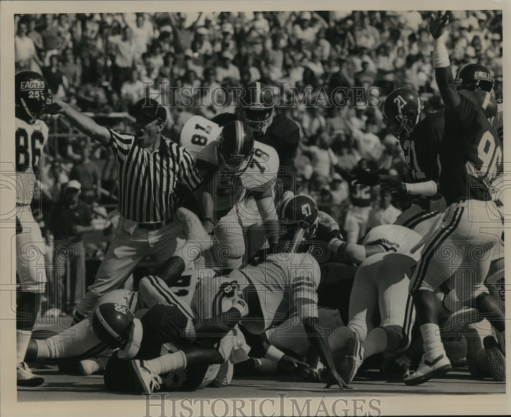 1986 Press Photo Alabama And Southern Mississippi Meet In Intense Football Game - Historic Images