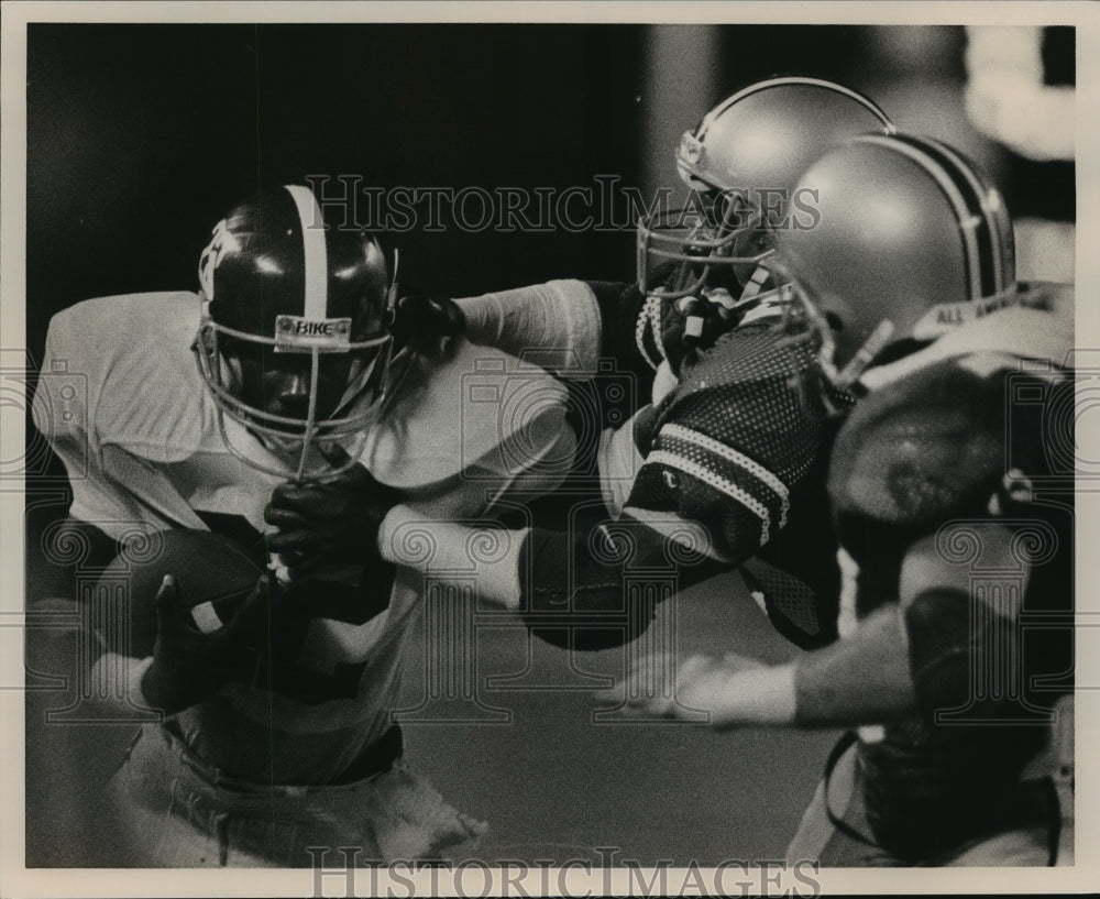 1986 Press Photo Alabama&#39;s Jelks Running With Football Versus Opposition Defense - Historic Images