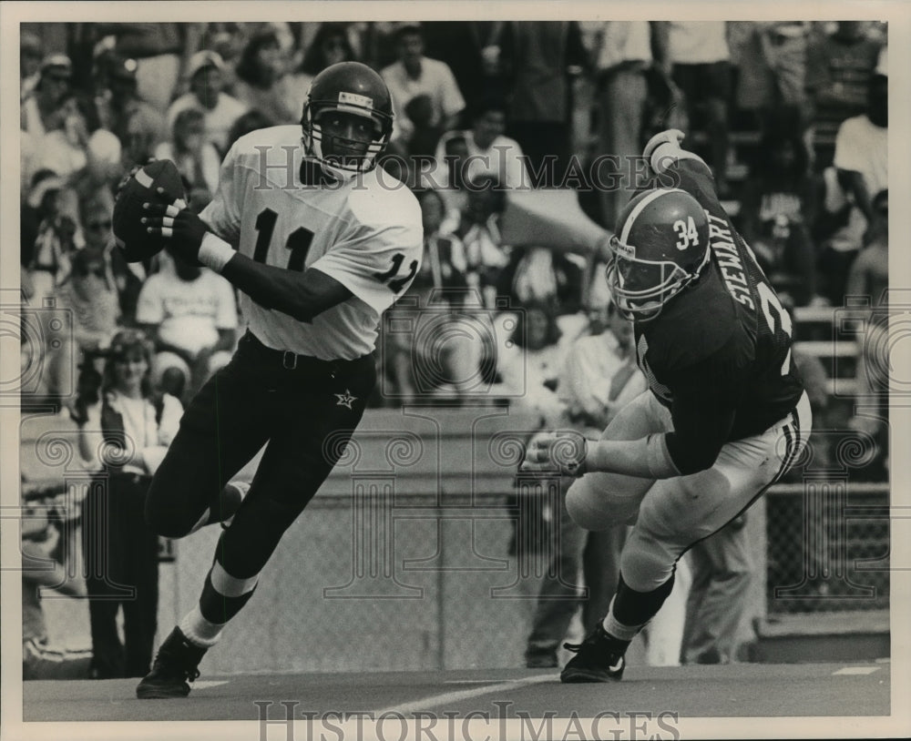 1990 Press Photo Vanderbilt&#39;s Wilson With Football Pursued By Alabama&#39;s Stewart - Historic Images