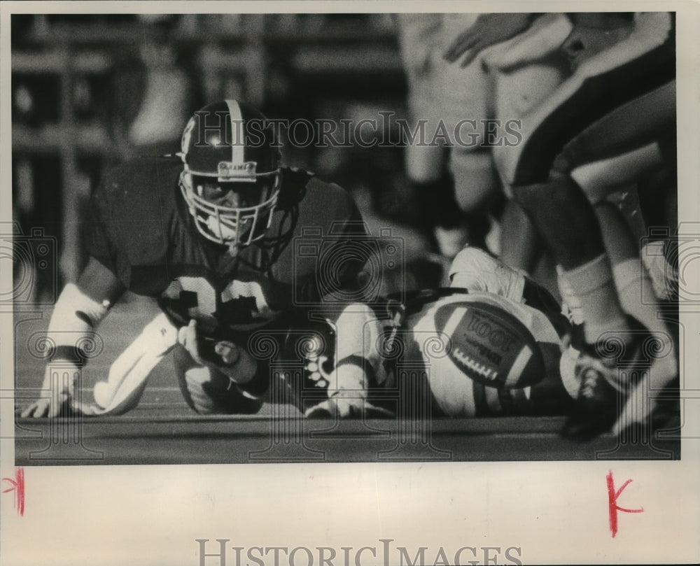 1990 Press Photo Alabama&#39;s Chris Anderson Fumbles Football Against Cincinnati- Historic Images