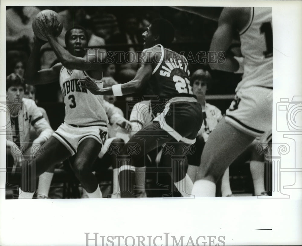 Press Photo Alabama-Birmingham Player Guards Auburn Player With Basketball - Historic Images