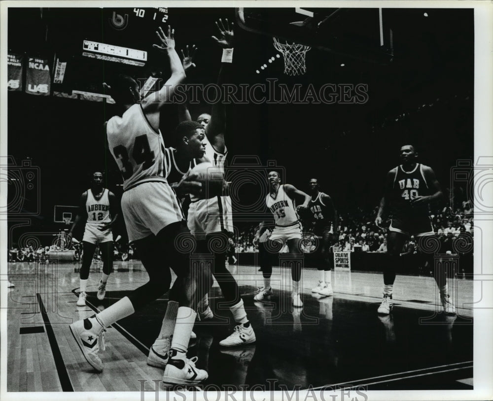 Press Photo Auburn And Alabama-Birmingham Playing Each Other In Basketball - Historic Images
