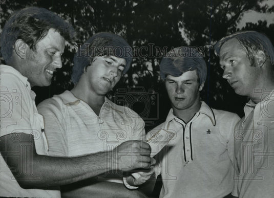 1972 Press Photo Best Players At Chace Lake Golf Tournament Check Score Card- Historic Images