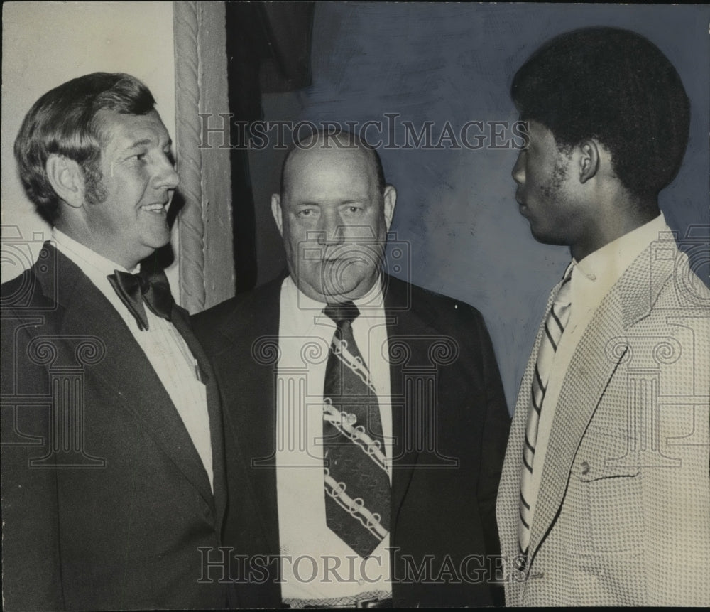 1973 Press Photo Johnny Poer, Frank Howard And Tony Nathan At Touchdown Club - Historic Images