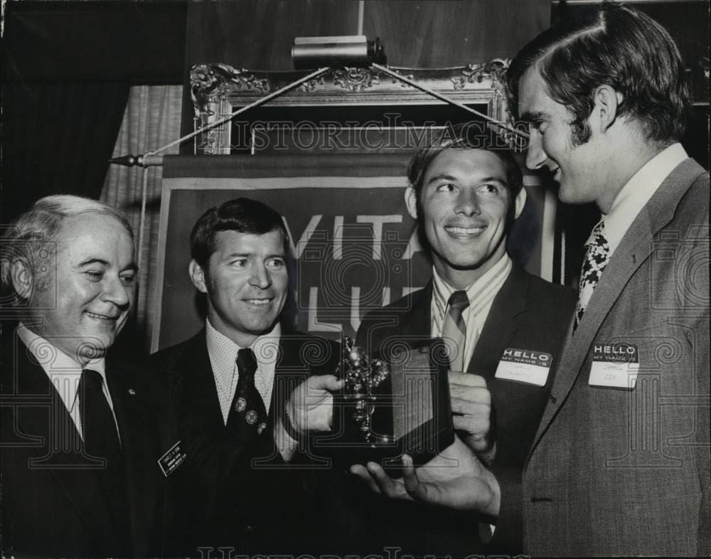 1972 Press Photo Civitan Club Awards Samford Football Players And Cch Grubb - Historic Images