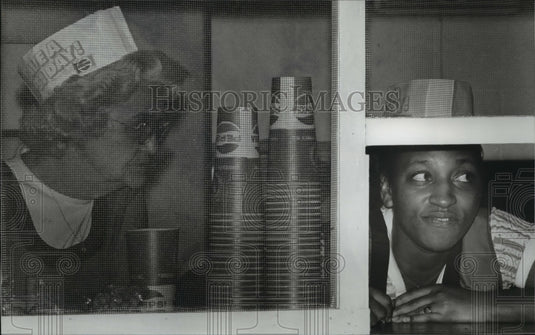 1980 Press Photo Two Concession Stand Workers At Lawson Field In Birmingham - Historic Images