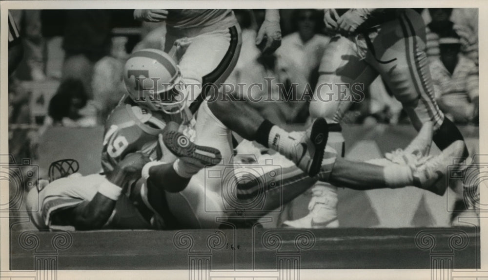 Press Photo Tennessee Player With Football Is Taken Down By Auburn Opponent- Historic Images